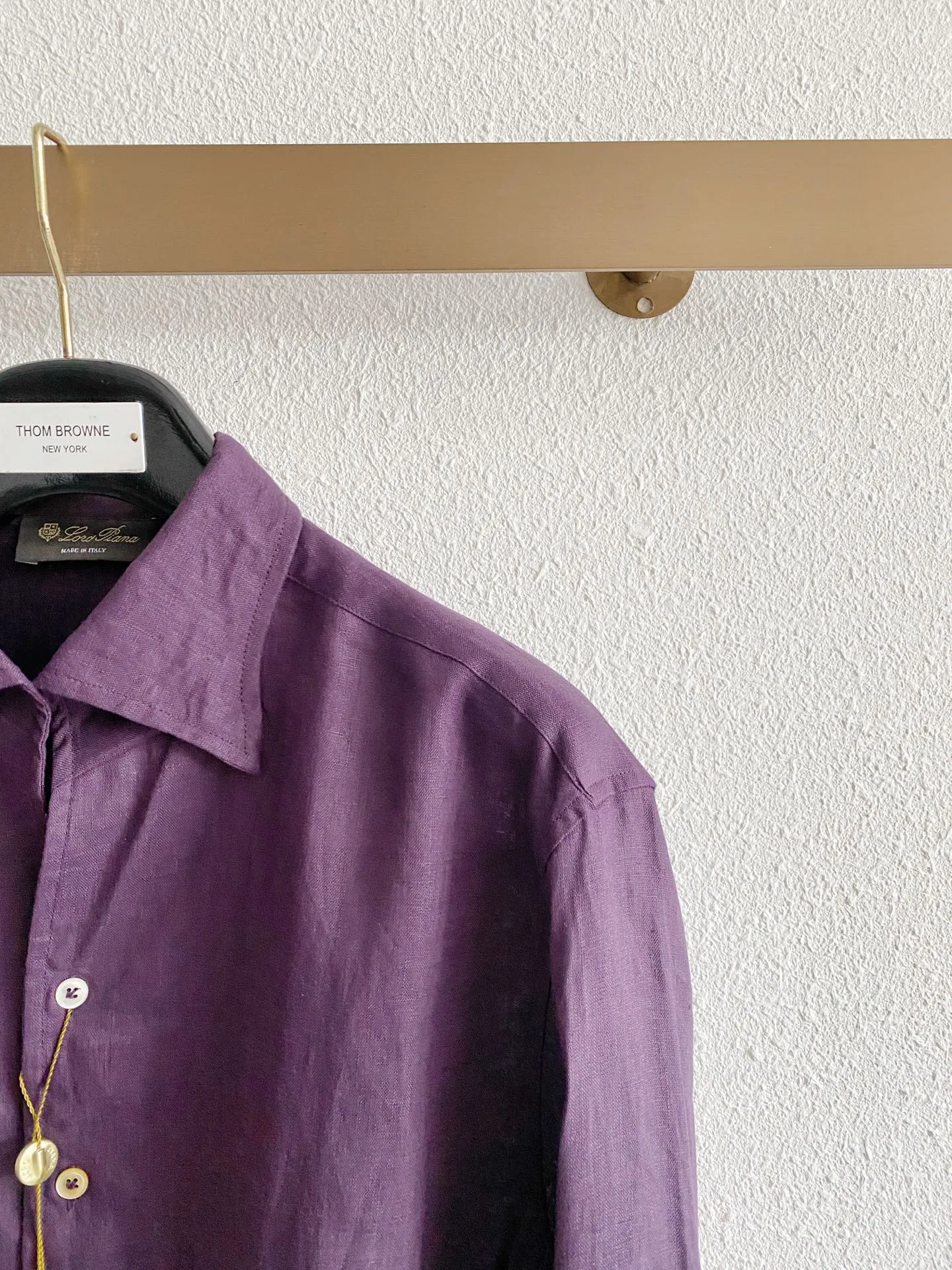 Loro Piana three-color pure linen quiet luxury long-sleeved shirt. Fabric: High-grade imported natural linen raw materials are selected. After softening and pre-treatment, the native burrs are polished away, which greatly improves the shortcomings of ordinary linen skin. The fabric has a clear and delicate natural fiber texture, showing a low-key matte texture without exaggerated shine; the fiber has dense Breathable pores, which has excellent perspiration and heat dissipation performance in spring and summer. It is not easy to sweat and stick to the body when worn in high temperature environments. The natural wrinkles formed by daily wear are the unique characteristics of the fabric, which further enhances the Italian relaxed style. The fabric has excellent color fastness, and the three dark colors are not easy to whiten and fade after long-term wear. Style and details: It adopts the instantly recognizable Italian-style windsor collar with a wide open angle. The collar has a built-in shaping lining, which is not easy to collapse after repeated washing. Once buttoned, it's formal and elegant, and when you unbutton the first button, you can create a casual and relaxed look, allowing for a wider range of fits. The version adopts a slightly loose front-shoulder cut, which is very tolerant for body shapes with slippery shoulders, wider shoulders, and excess fat on the waist and abdomen, and allows the upper body to move freely without restraint. The placket is embellished with delicate small buttons as a detail highlight, and the wiring is fine and concealed. There is no exposed exaggerated brand logo on the whole, and the sense of luxury is restrained and restrained; the standard long-sleeved cuffs can be freely folded to change styles, and the arc hem can be worn either tucked into the waistband or outside, adapting to a variety of matching ideas. Color selection: Native hemp Beige: Basic Versatile style, with soft and rustic tones, suitable for various daily scenes of commuting and travel, suitable for most color bottoms, with the highest tolerance for daily wear; Retro purple tone: atmospheric niche color matching, getting rid of the monotony of conventional solid colors, outstanding wear recognition, suitable for light gatherings, textured daily travel, and the effect is outstanding when paired with black and Dark Gray bottoms; Dark brown color: Retro is a calm tone, suitable for the transition from autumn to winter and more mature business casual wear. The tone is calm and textured, and it is very suitable for layering suits. Sizes:M-4XL
